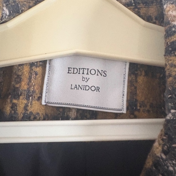 Woman’s Coat - Picture 4 of 4